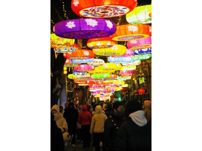  《终于轮到本地人了！春节超火的周村古商城，错峰邂逅浪漫夜》