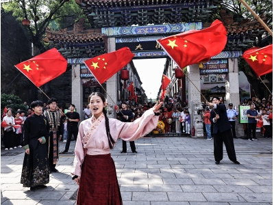 我与祖国同欢庆，古商城里迎华诞！国庆首日，盛世欢歌如约而至！